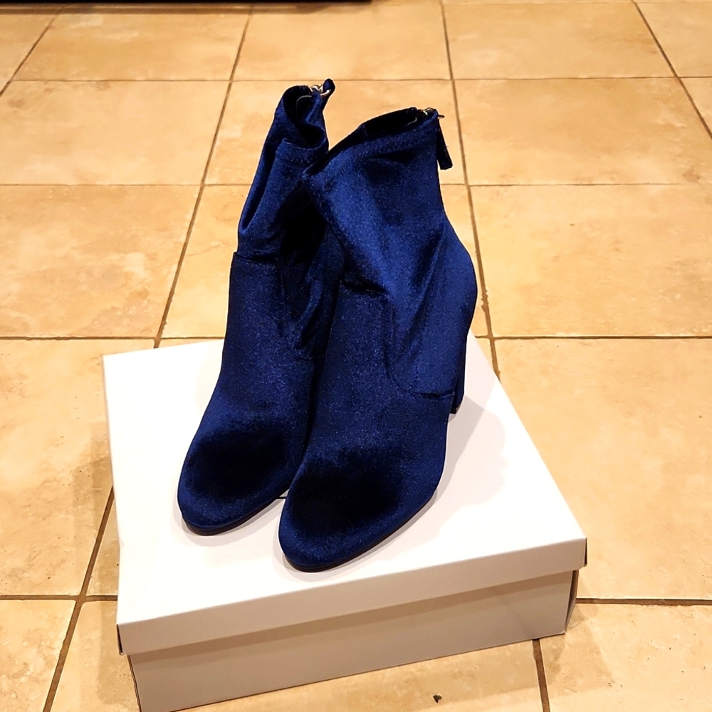 NWT Steve Madden Brisk Velvet Booties